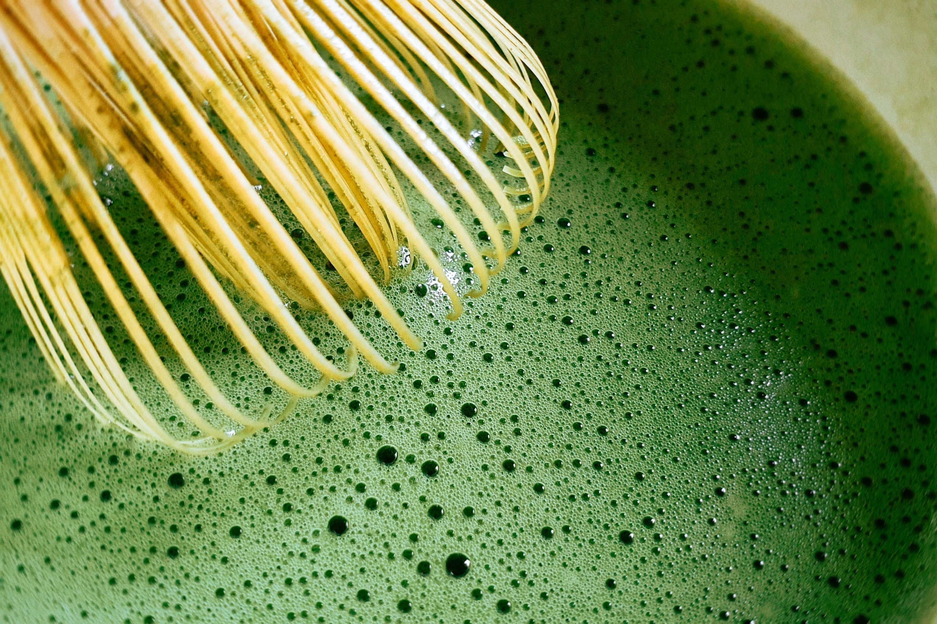Matcha: nowy rytuał pokolenia? Spokojnie, też ulegliśmy