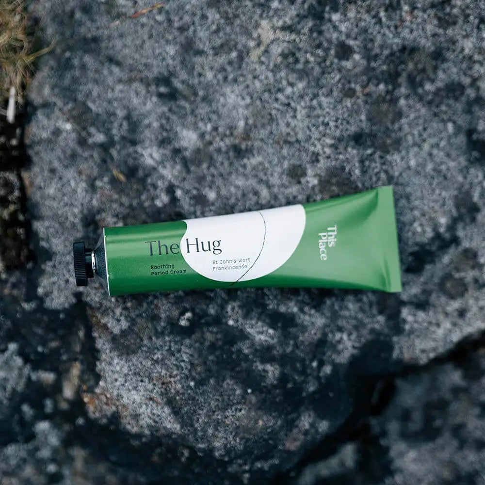 The Hug 20ml - Krem przeciw dyskomfortowi menstruacyjnemu z CBD, imbirem, dziurawcem, pieprzem mnisim, kadzidłem i korą sosny morskiej, do stosowania na podbrzusze - Amabase